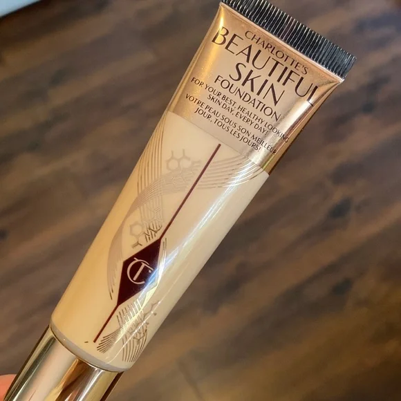 Charlotte Tilbury Make Up Beautiful Skin Foundation in 4 Warm - Picture 7 of 9